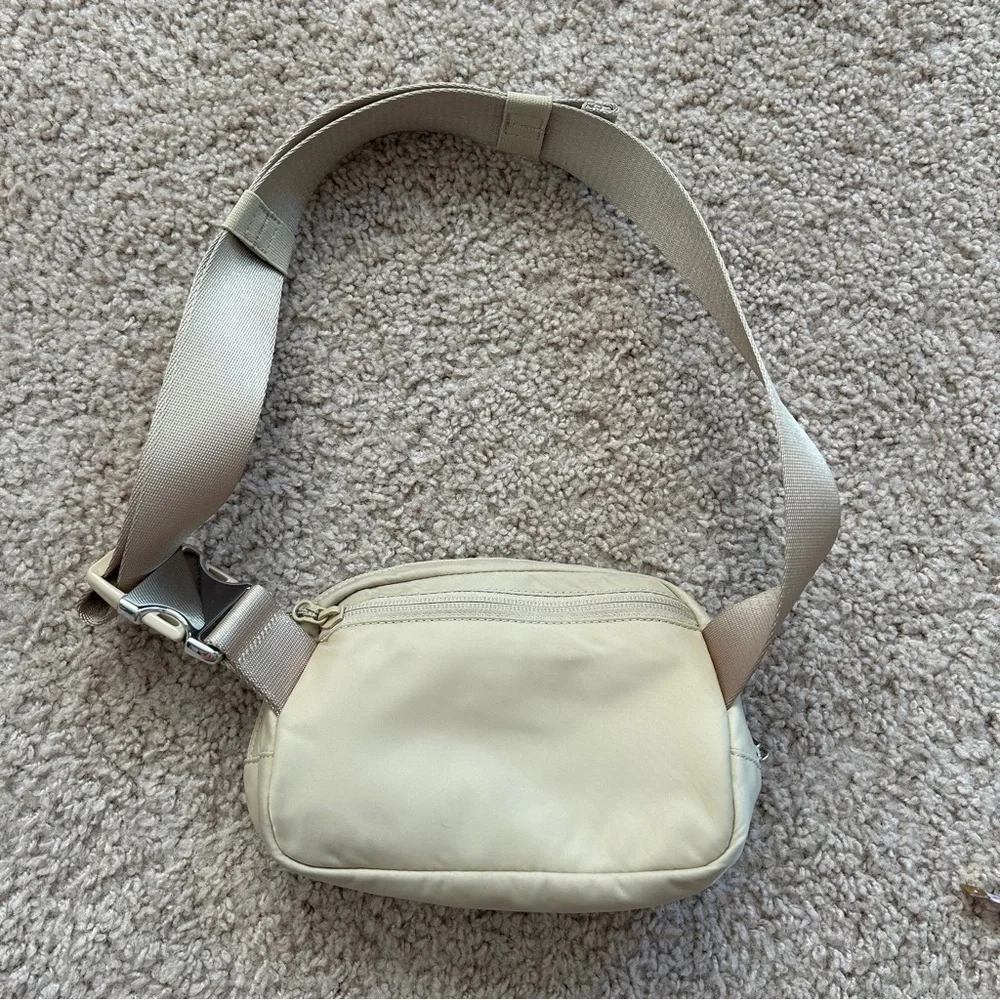 Lululemon Trench White Opal Everywhere Belt Bag 1L